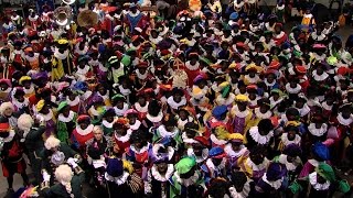 Sinterklaas Intocht Assen met 400 Pieten [upl. by Nosille]