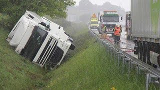 CAMÉRA EMBARQUÉE  LES ABRUTIS DE LA ROUTE  accident poids lourds évité de justesse [upl. by Notsua]