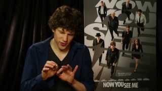 Jesse Eisenberg Does Some Magic From Now You See Me  Univision Noticias [upl. by Leod652]