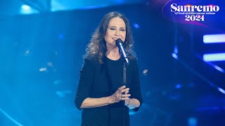 Sanremo 2024  Gigliola Cinquetti canta quotNon ho letàquot a Sanremo 2024 [upl. by Adnanref]