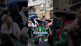 Mexicanos cortan una calle en París para bailar ‘La Chona’ durante los Juegos Olímpicos 2024 fiesta [upl. by Corell969]