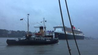 Eisbrecher Stettin vs Queen Mary 2 im Hamburger Hafen [upl. by Emmie]