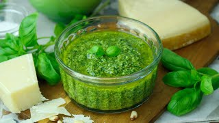 Salsa pesto casera y sin lactosa Cómo hacer la auténtica receta italiana de pesto de albahaca [upl. by Viens]