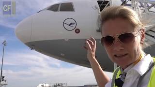 Inge und Claudia im Cockpit Mit der riesigen Lufthansa Cargo MD11F nach Asien Cockpitfilmede [upl. by Kassi]