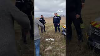 Des agriculteurs de la CR47 dépannent des gendarmes embourbés dans un champ [upl. by Airla952]