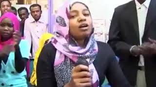 ثائرة سودانية تردد هتافات شباب الثورة بالفرنسية [upl. by Edelman839]