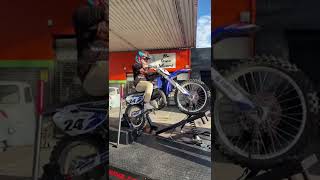 KID LEARNING TO WHEELIE ON YZ85  WHEELIE MACHINE [upl. by Ingram913]