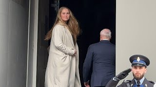 Eerste blik op Amalia Prinses komt aan bij Paleis op de Dam voor staatsbanket [upl. by Dyanna475]