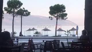 Report TV  Vlorë turisti i huaj del i zhveshur nga deti në sy të dhjetëra qytetarëve [upl. by Gordon]