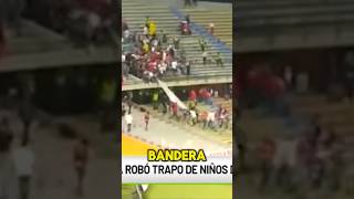 Hinchas de América roban trapo a una barra de niños Fútbol Nacional Atanasio Junior Colombia [upl. by Ecirted]