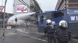 Wasserwerfereinsatz  21 Verletzte bei HoGeSa  Gegendemos in Köln am 251015  OTon [upl. by Oigufer]