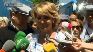 Esperanza Aguirre canta un chotis en la Pradera de San Isidro [upl. by Yerrot]