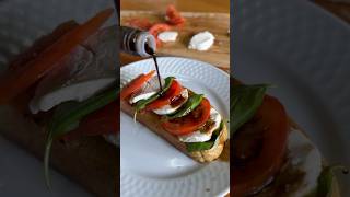 Bruschetta com mozzarella e pão caseiro 🍞 mozzarellacheeserecipe mozzarellacaseira [upl. by Dranal]