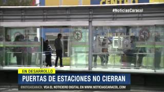 Puertas para acceder a buses en varias estaciones de Transmilenio no cierran 29 de Sep de 2014 [upl. by Eytak376]