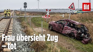 Zug rammt Auto Fahrerin stirbt noch an Unfallstelle  Nordfriesland [upl. by Zippora]