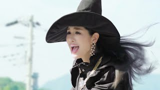 アンミカ、主婦たちの井戸端会議に突然乱入「あかーん！」 おなじみの“魔女”姿で再び登場 ほけんの窓口グループ新CM『井戸端会議』篇 [upl. by Anirahtak772]