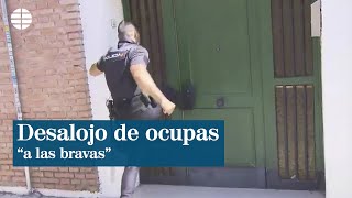 Desalojada a las bravas una vivienda ocupada varias horas antes [upl. by Luhem913]