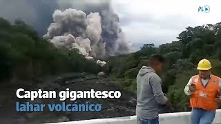 Gigantesco lahar sorprende a decenas de personas  Prensa Libre [upl. by Wilbert661]