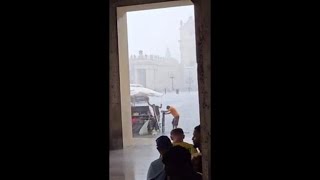 Maltempo a Roma San Pietro la bomba dacqua sorprende turisti e ambulanti [upl. by Ainotahs]