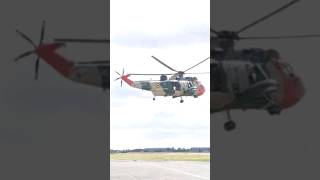 Decolagem de um helicóptero Westland Sea King helicóptero multimissão de médio porte da Bélgica [upl. by Aidil671]