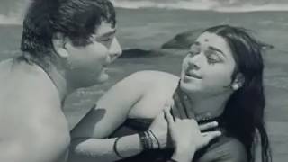 Yeh Kaun Hain Jiske  Asha Bhosle Mahendra Kapoor Aurat Song [upl. by Krantz]