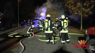 Brandstifter zünden mit Strohballen beladenen Anhänger an [upl. by Pippo]