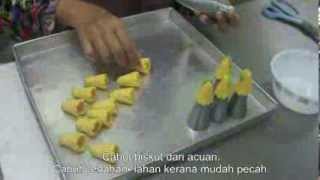 Teknik membentuk kuih Seroja  Biskut Seroja [upl. by Monie]