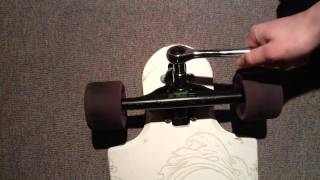 Dévisser laxe dun Skate ou Long Board  Astuce bricolage skate et long board [upl. by Nnylsia981]