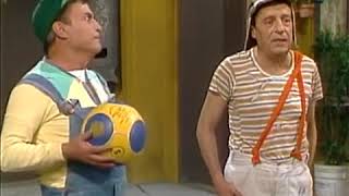 El Chavo y Godínez jugando fútbol [upl. by Noelle]