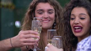 Los concursantes se comen las uvas y brindan con cava  OT 2017 HD [upl. by Reffotsirhc]