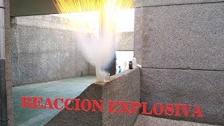 Reaccion explosiva Agua oxigenada al 30 con metal sodio Peroxido de hidrogeno mas sodio [upl. by Nawram157]