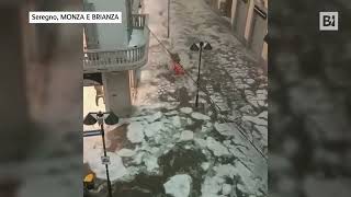 Maltempo in Lombardia a Seregno un fiume di acqua e ghiaccio attraversa il centro [upl. by Akehsyt]