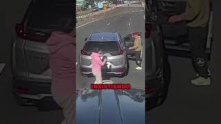 Camionero Enfrenta a Estafadores de Seguro en la Autopista [upl. by Inobe28]