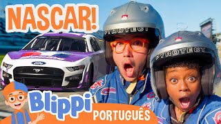 Blippi e Meekah Dirigem Carros de NASCAR  Blippi em Português  Vídeos Educativos para Crianças [upl. by Nimar]