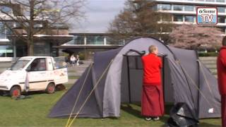 Monniken zetten tent op achter provinciehuis [upl. by Ahsennod]