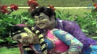 Puthi Ketta Ponnu Onnu Video Song  Sivaji Ganesan Jayalalitha  Anbai Thedi [upl. by Charlena861]