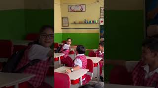 ini sebenernya udah pulang tapi diajak bu guru nya main sekolah2an sekolah viralvideo comedy [upl. by Atinuhs]