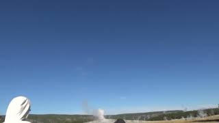 Geysir Old Faithful dampft im Yellowstone Nationalpark [upl. by Zimmermann]