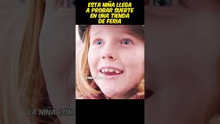 😱Esta niña llega a probar suerte en una tienda de feria viral pelis resumen [upl. by Ardnasyl]