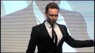 Thor Un Mundo Oscuro  Tom Hiddleston baila en la presentación del film en Corea [upl. by Kittie975]