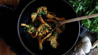 Recette  Poêlée de girolles en persillade [upl. by Nosreme]