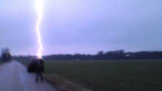 Mężczyzna trafiony przez piorun  Man hit by lightning [upl. by Martijn]