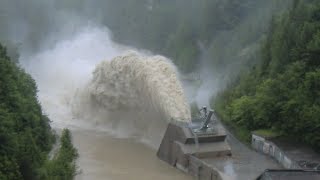 Hochwasser Steyr Staumauer Klaus Schleuse voll geöffnet Juni 2013 c [upl. by Sairahcaz]