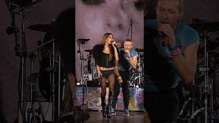 TINI canta “We Pray” con Coldplay en Dublín [upl. by Scurlock]