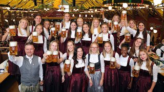 Der traditionelle WiesnBesuch der FC Bayern Frauen [upl. by Yerhpmuh]