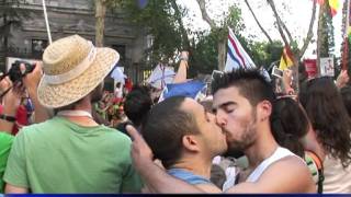 Un couple gay sembrasse au passage de la papamobile à Madrid [upl. by Magnolia]