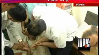 Jaipur Engineer Swallows Paper After He Was Caught Taking Bribe [upl. by Ecneitap]