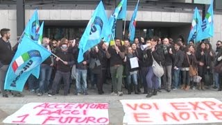 Napoli  Rischio licenziamento nuova protesta dei lavoratori di Accenture 230215 [upl. by Erdnoed355]