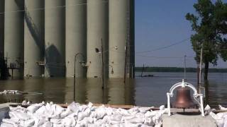 Mississippi River Flood Wall at Historic Record Level Caruthersville MO 2011 [upl. by Lester3]