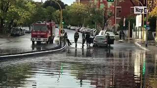 Maltempo nubifragio a Roma vigili del fuoco spingono auto rimasta bloccata nel sottopasso [upl. by Laurita]